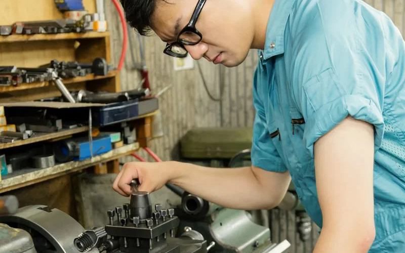 工場で作業する様子
