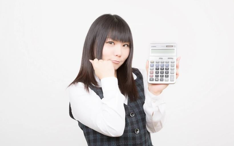 電卓を持つ社員